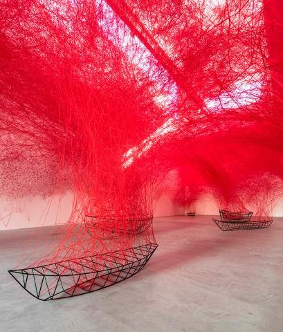 Инсталляция из пряжи в виде нейронов от Chiharu Shiota