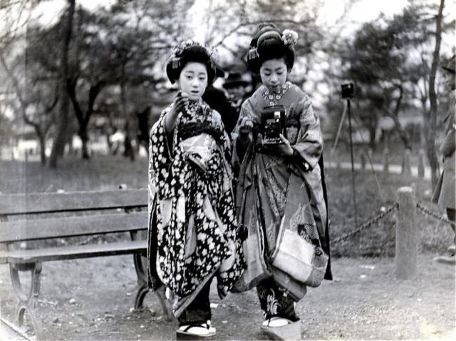 Повседневная жизнь гейш и их юных учениц в 1920-м году