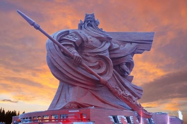В Китае появилась огромная статуя древнего полководца Гуань Юя